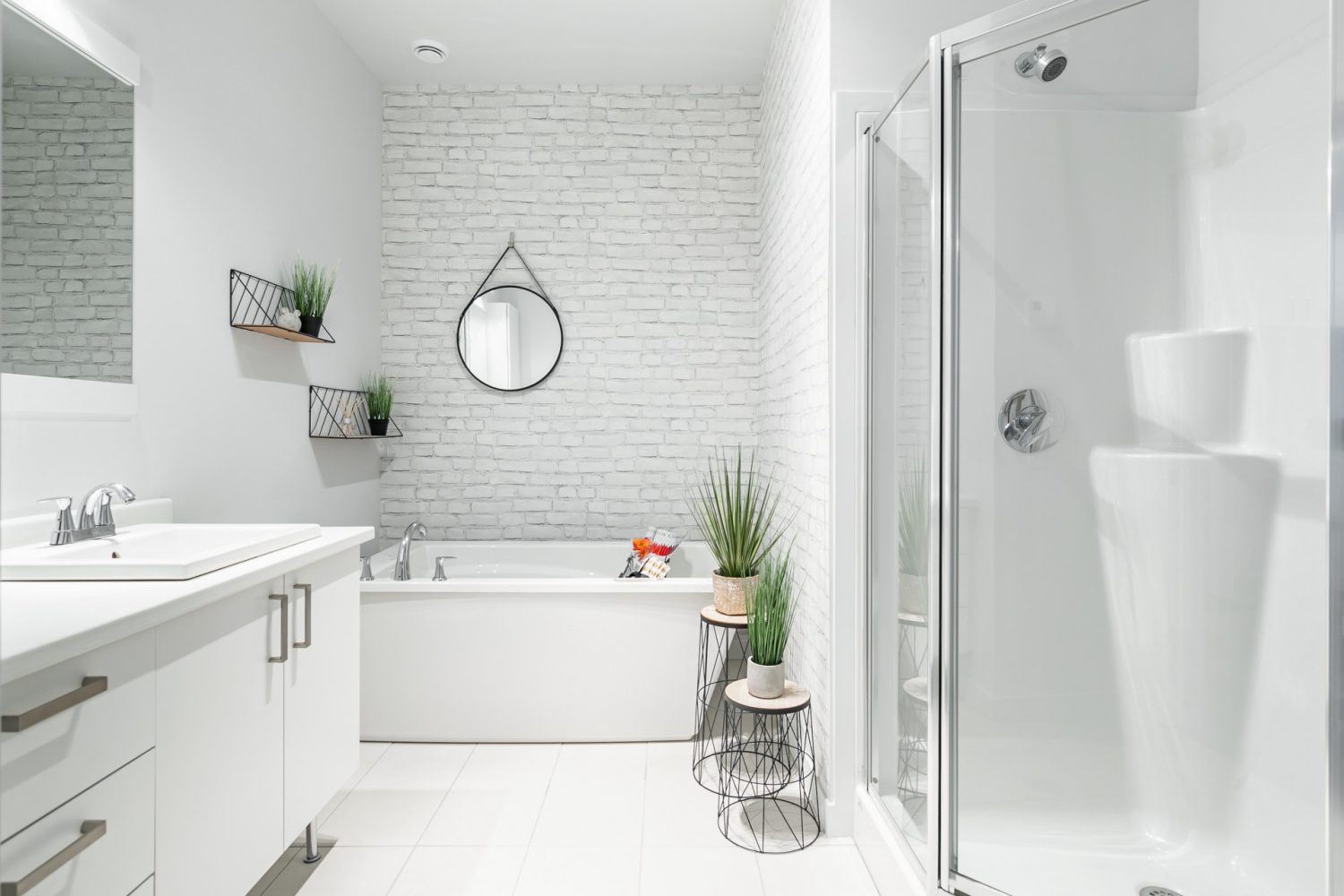 Salle de bain avec bain podium d'un 5 ½, Quartier du Centre Signature